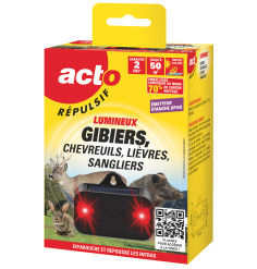 Répulsif gibier solaire lumineux fixé sur un piquet en bois dans un jardin.