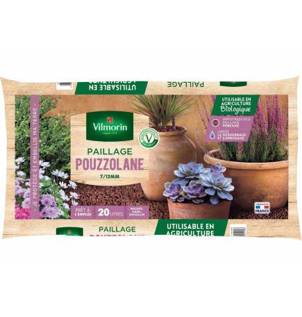 Pouzzolane rouge sur massif fleuri paillage jardin durable