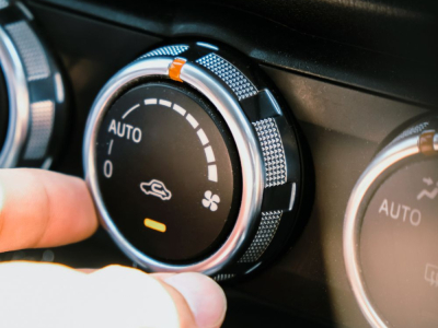 Wie diagnostiziere und lade ich die Klimaanlage meines Autos auf?