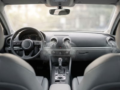 Pourquoi ma clim de voiture sent mauvais : causes et solutions